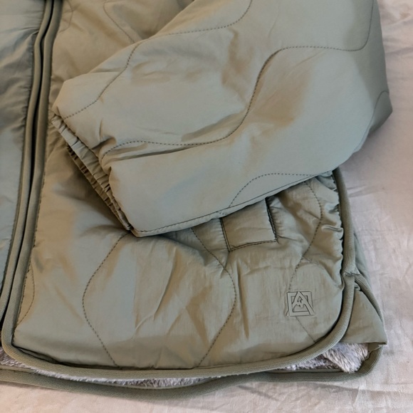 NEW NWT Avalanche Women's Puffer Jacket Size XL - Picture 3 of 6